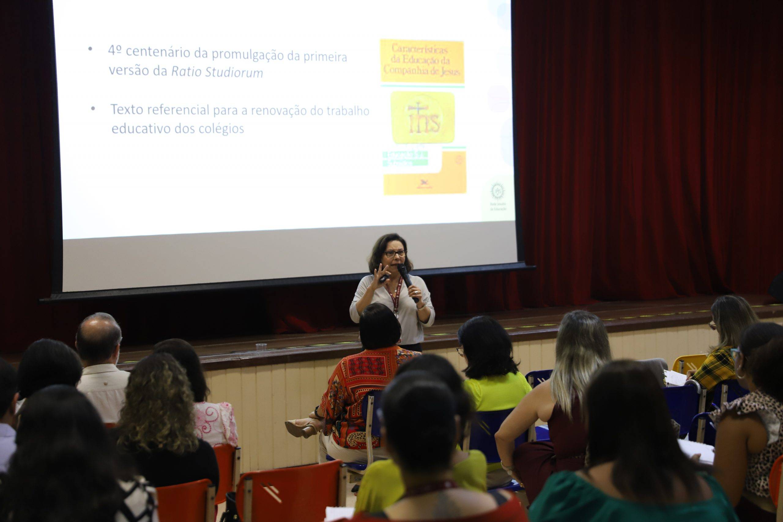 Educadores do Vieira participam de formação sobre aprender por refração