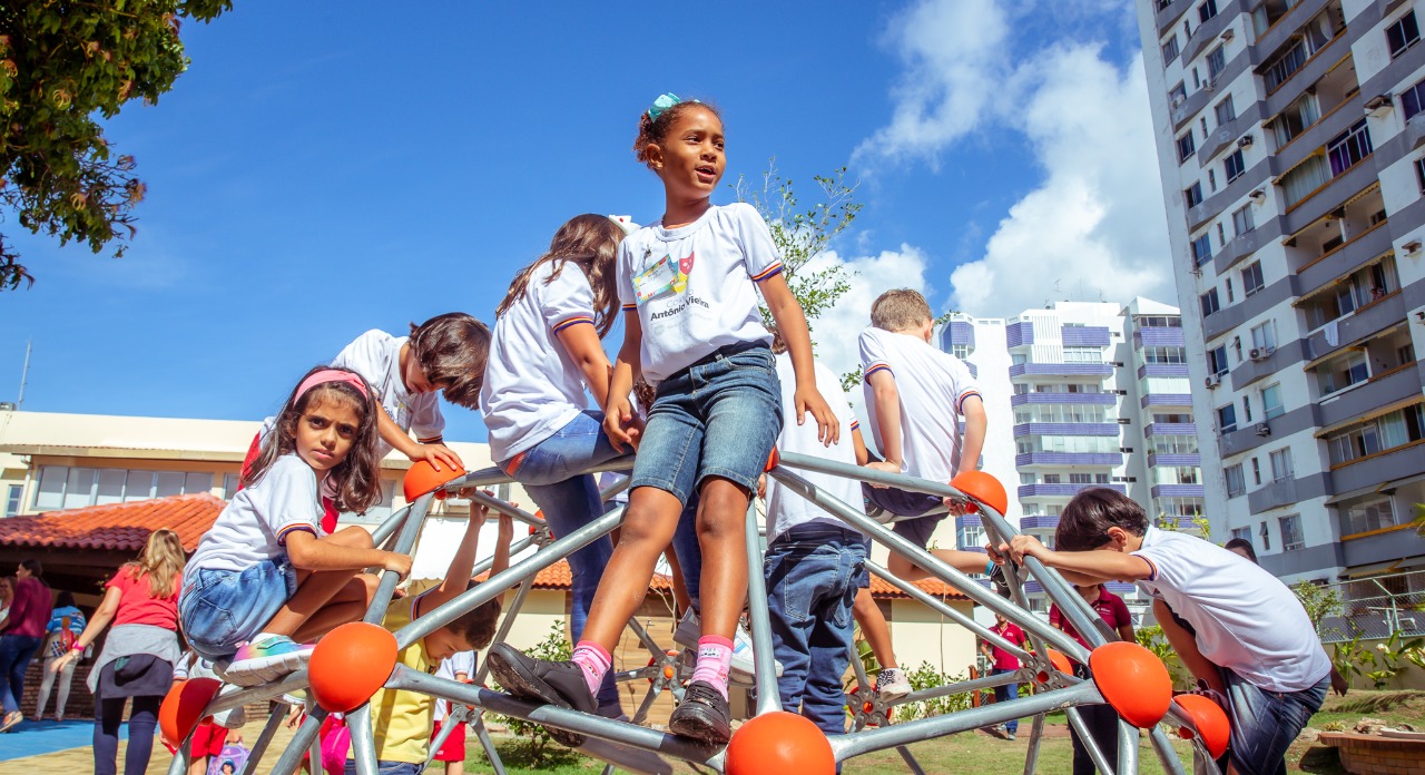 Colégio Singular investe em ensino bilíngue do infantil ao médio