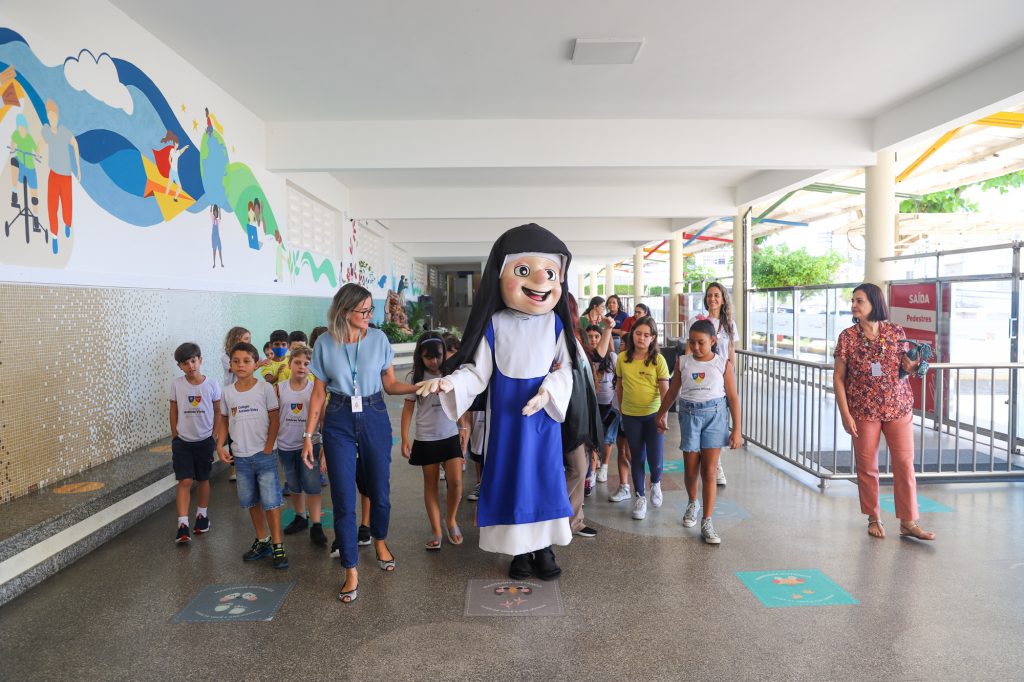 Alunos do 6º ano EF do Colégio Antônio Vieira utilizam ferramentas digitais  para atividades de Língua Portuguesa