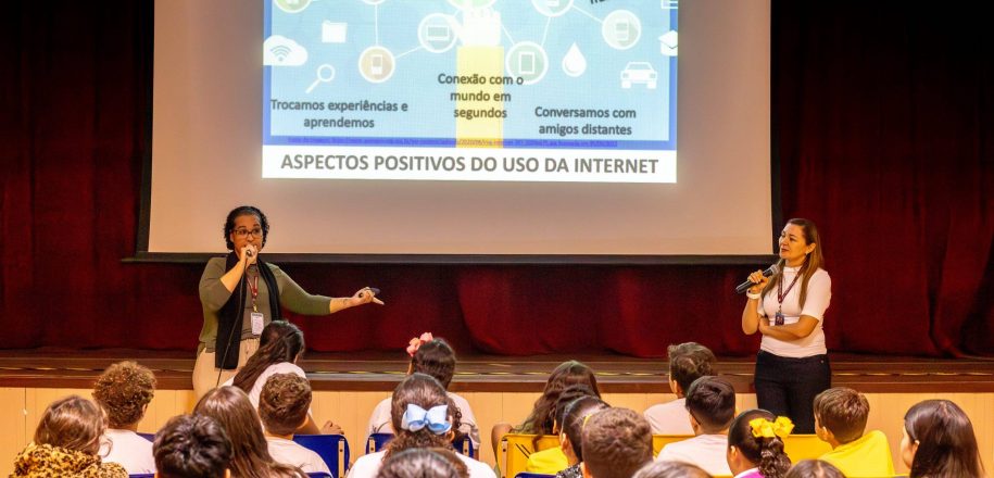 Em sala temática e com apoio dos estudantes, EE Antonia da