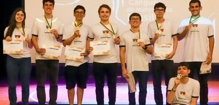 Estudantes do Vieira recebem medalhas de ouro e prata da Olimpíada Canguru de Matemática