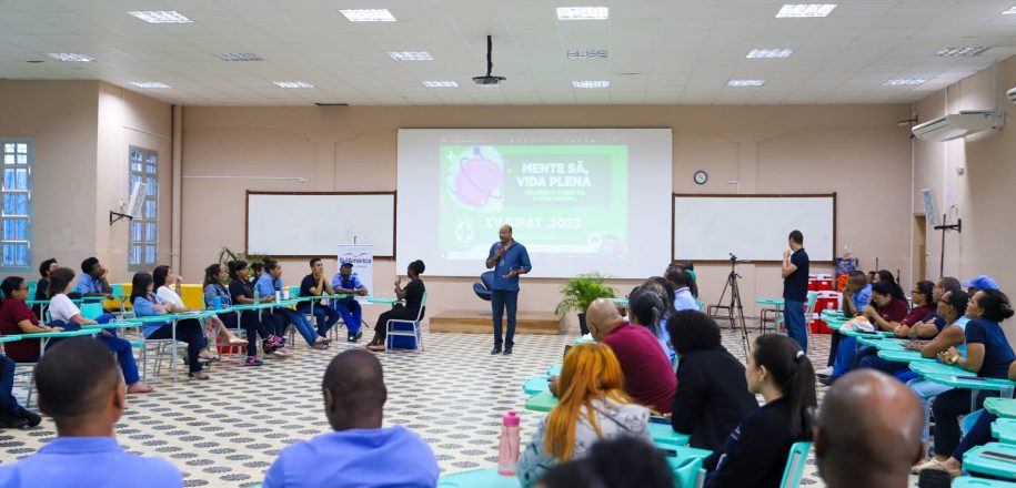 Em sala temática e com apoio dos estudantes, EE Antonia da