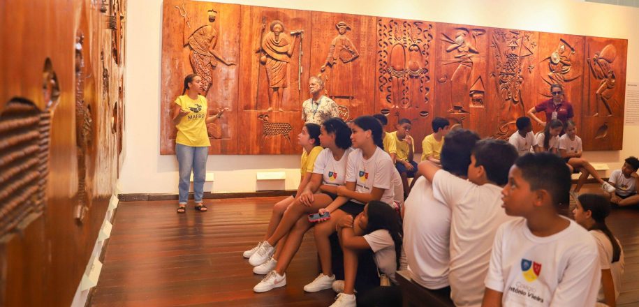 Aula de campo no Museu Afro do Pelourinho incentiva adolescentes no aprendizado sobre identidade cultural e antirracismo​