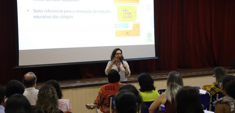 Educadores do Vieira participam de formação sobre aprender por refração e inovação educacional​
