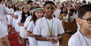 Cerca de 200 alunos recebem sacramento da Primeira Eucaristia no Santuário Nossa Senhora de Fátima