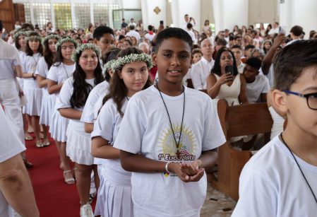 Cerca de 200 alunos recebem sacramento da Primeira Eucaristia no Santuário Nossa Senhora de Fátima