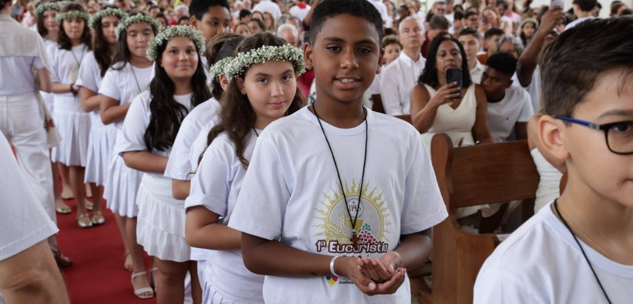 Cerca de 200 alunos recebem sacramento da Primeira Eucaristia no Santuário Nossa Senhora de Fátima