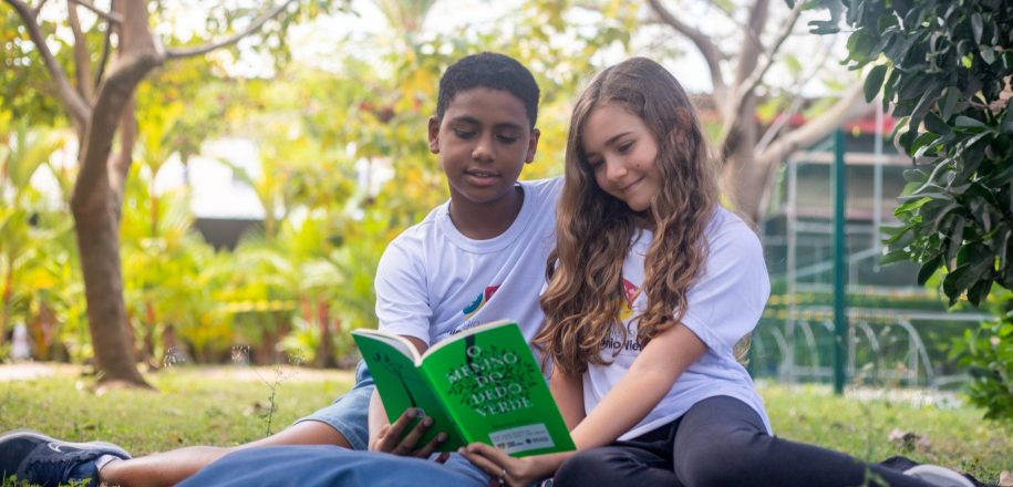 Projeto Bosque Literário incentiva crianças a lerem livros ao ar livre