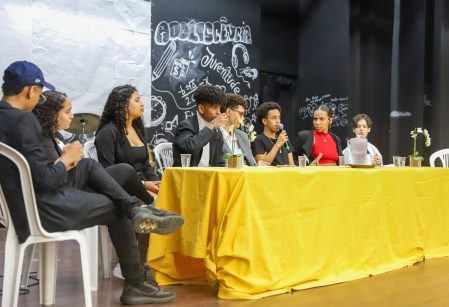 Estudantes participam de debate sobre etarismo e influência das redes sociais na vida contemporânea