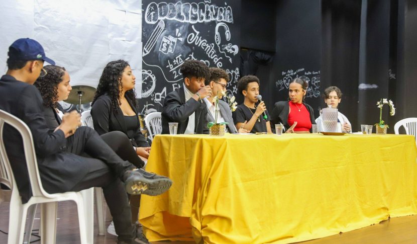 Estudantes participam de debate sobre etarismo e influência das redes sociais na vida contemporânea