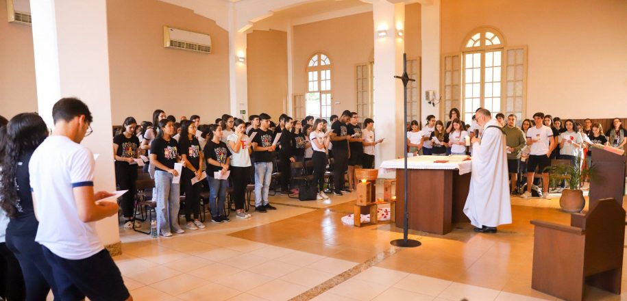 Missa do Enem traz fé e confiança aos estudantes do Vieira para realização do Exame