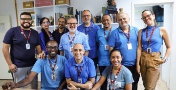 Colaboradores do Vieira se vestem de azul para alertar comunidade escolar sobre saúde masculina