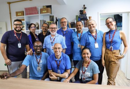 Colaboradores do Vieira se vestem de azul para alertar comunidade escolar sobre saúde masculina