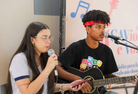 Estudantes soltam a voz nos intervalos musicais do projeto CAViolão e Voz do Vieira