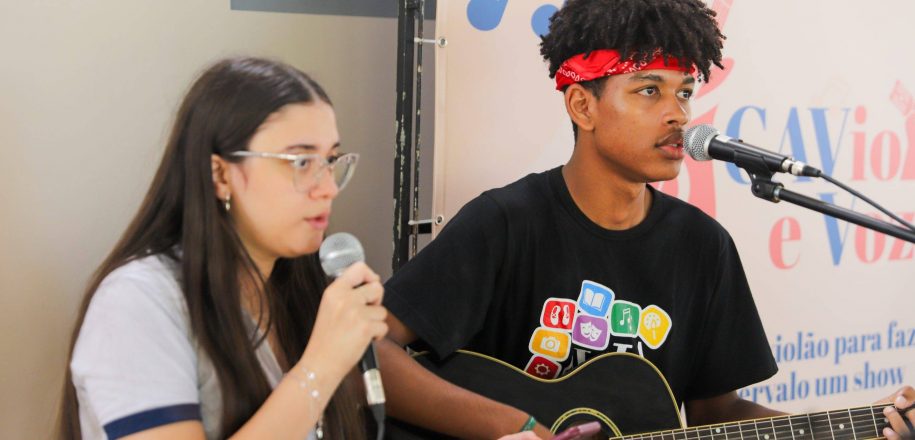 Estudantes soltam a voz nos intervalos musicais do projeto CAViolão e Voz do Vieira