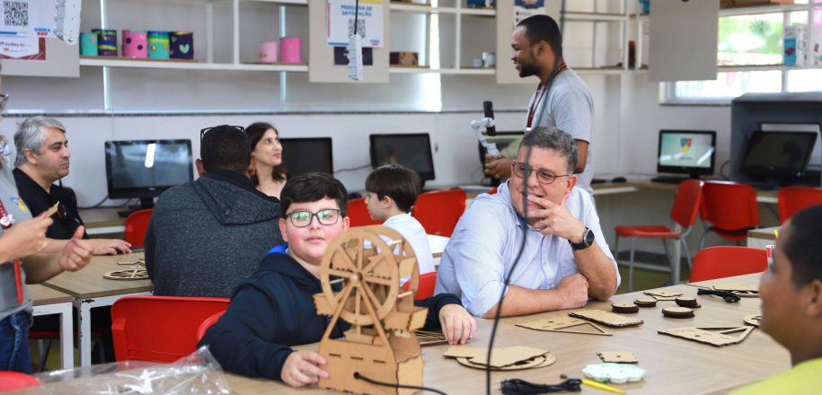 Famílias participam da Mostra de Conhecimento das Oficinas de Robótica do Vieira