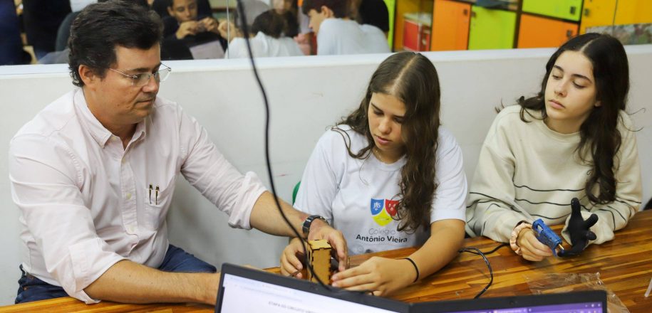 Pais de estudantes participam da construção de protótipos de semáforos em aula maker no Vieira