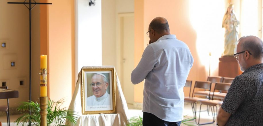 Colaboradores do Vieira unem-se em oração pela saúde do Papa Francisco